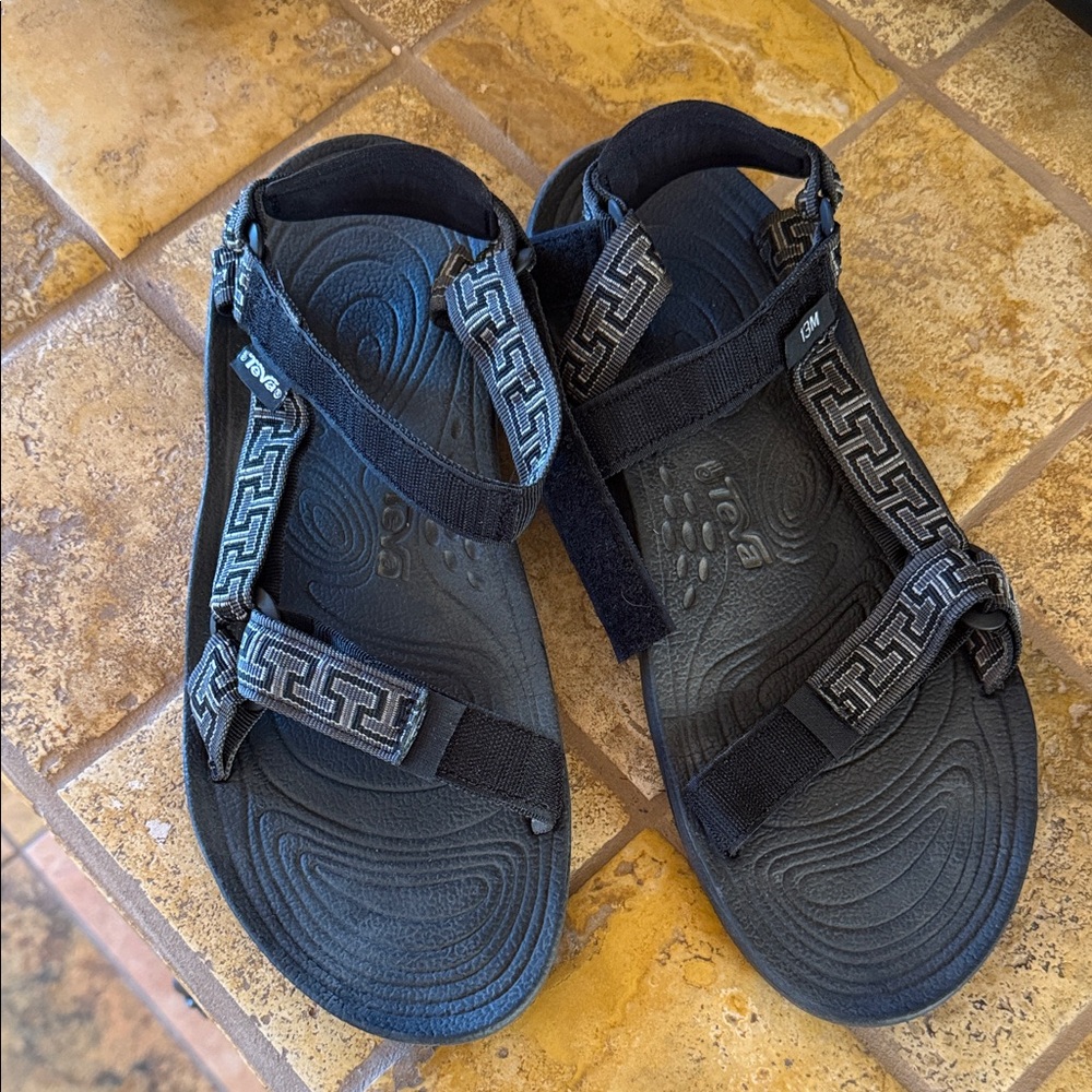 Teva Men’s  “ Hurricane” Inverted T Black/Dark Grey/Grey Sandals Size 13.